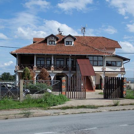 Motel Imperija Ub Екстериор снимка